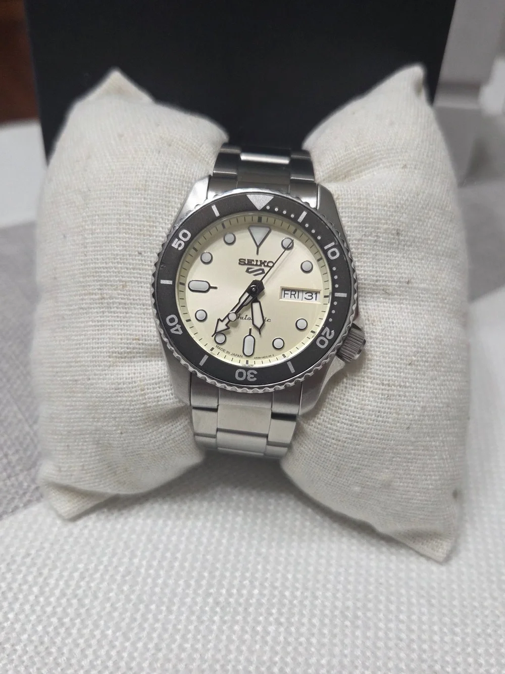 Seiko Men's Stainless Steel Diver-Style Watch - Cream Dial, Black Bezel